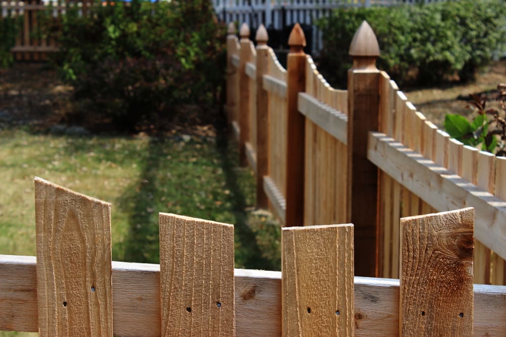 Residentil Natural Cedar Scallop Wood Fence